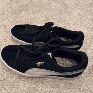 Black Suede Pumas Women’s 7.5 (US)